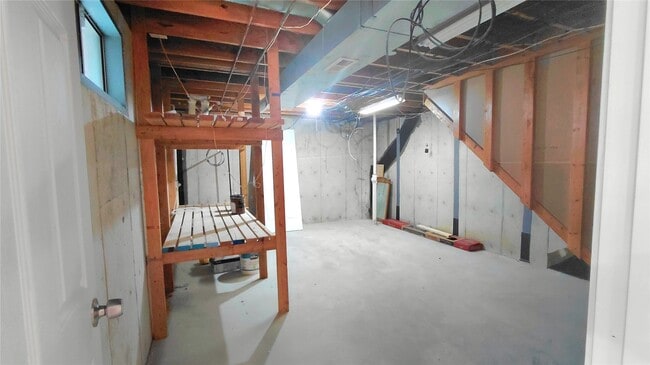 Building Photo - 331 Carriage Trail Ct