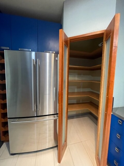 Building Photo - 2222 N Beachwood Dr