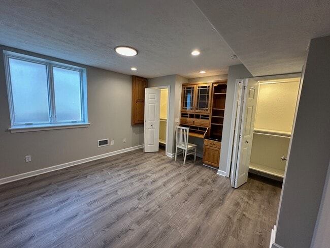 Building Photo - 5990 Edgehill Dr