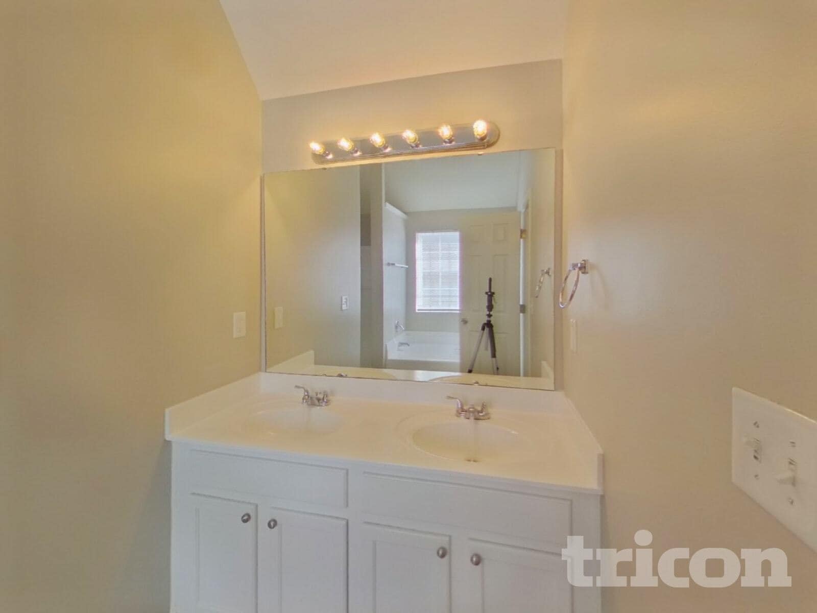 Building Photo - 5506 Linda Vista Ln