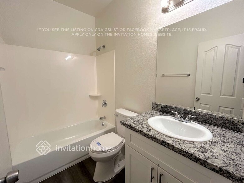 Building Photo - 12938 W Clarendon Ave