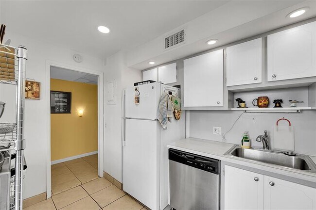 Building Photo - 3150 N Palm Aire Dr