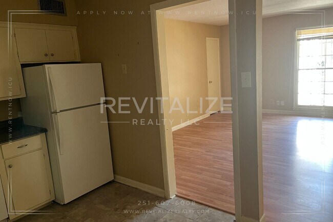 Building Photo - Charming 2/1 Apartment in Midtown!