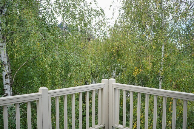 Building Photo - Top Floor 2 Bed 2 Bath with Vaulted Ceilin...