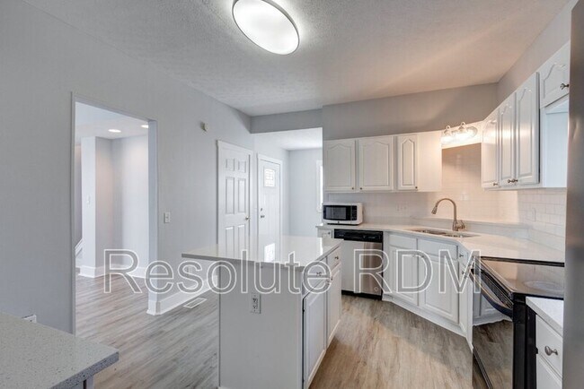 Building Photo - 743 Cottage Ave