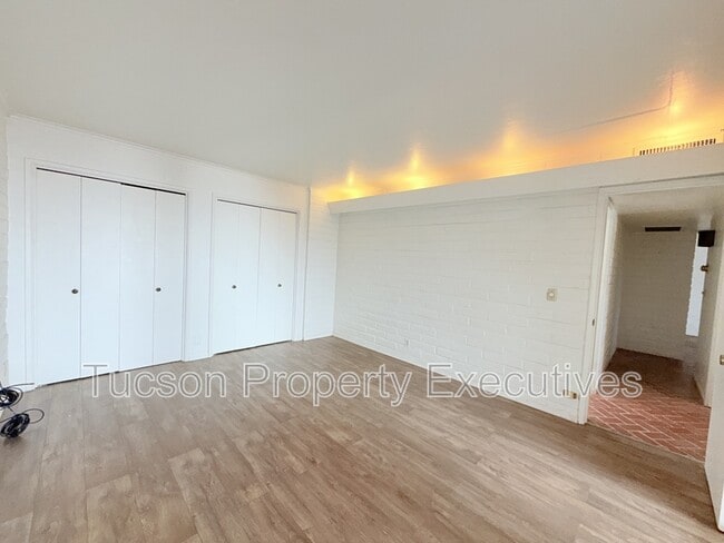 Building Photo - 629 W Las Lomitas Rd