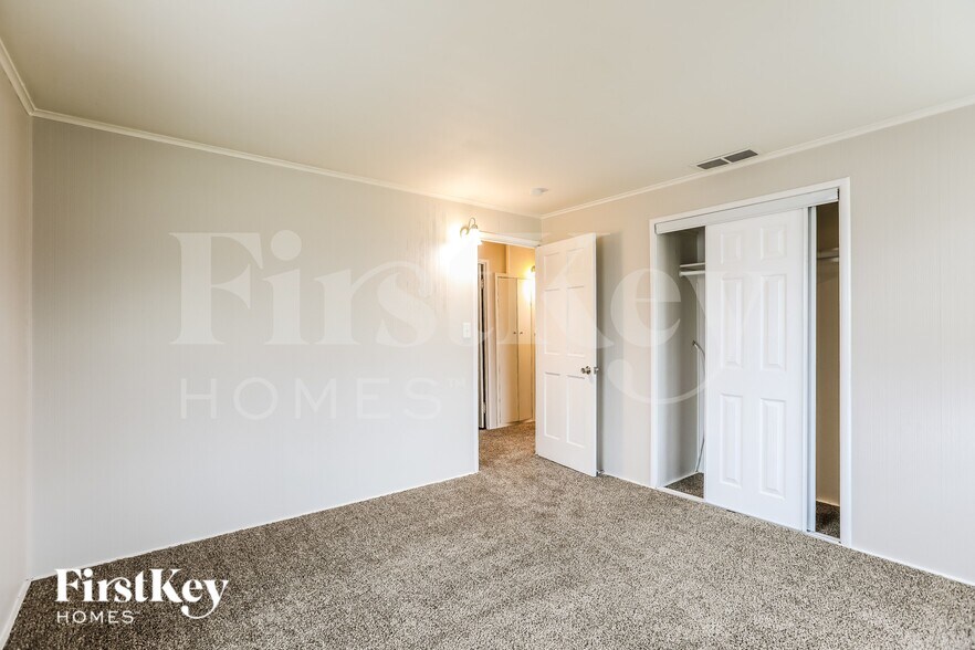 Building Photo - 803 NE 61st St