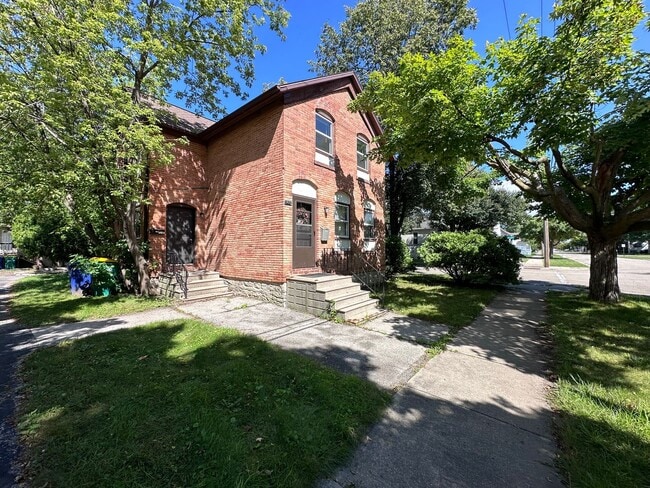 Building Photo - 822 3rd St
