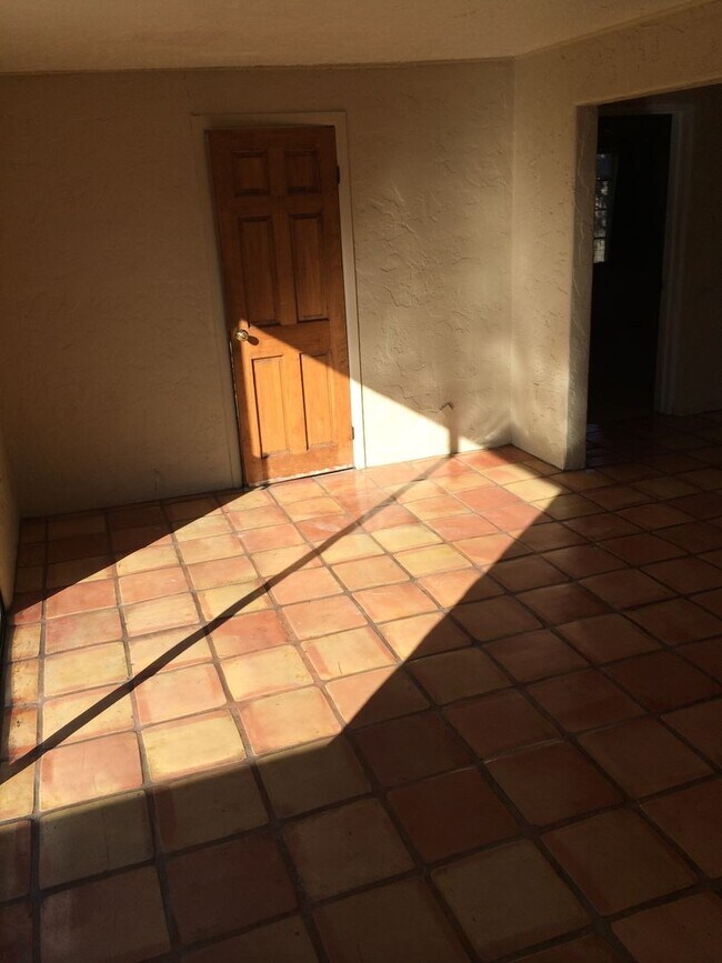Building Photo - Roomy 6-Bedroom Home with Pool Available J...