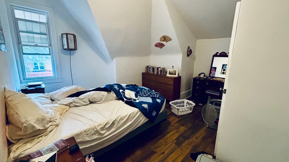 bed 1 - 351 Stratford Ave