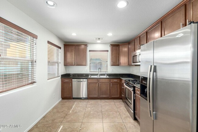 Building Photo - Beautiful 3 bedroom plus den, 2.5 bath hom...