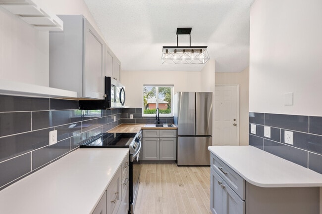 Building Photo - 5214 Stacy St