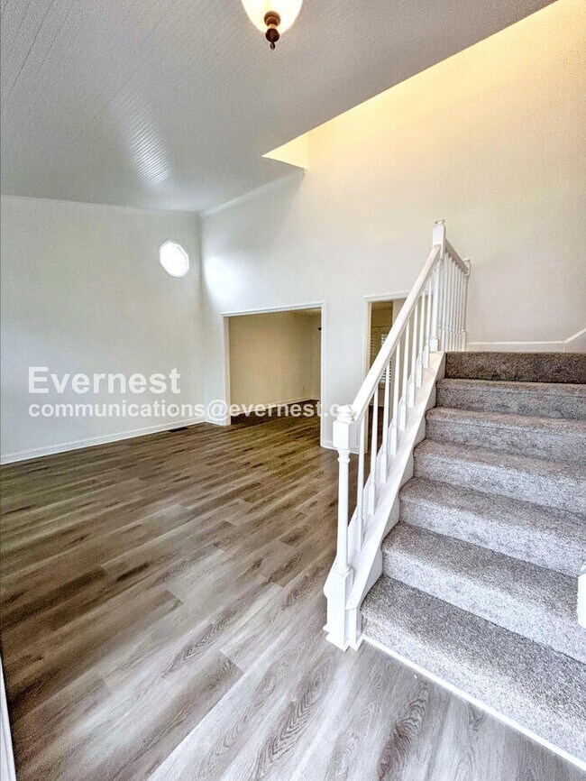 Building Photo - 3501 Shaker Dr