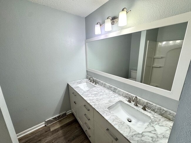 Building Photo - 2 Bedroom / 2 Bath Townhome Church Hill, TN