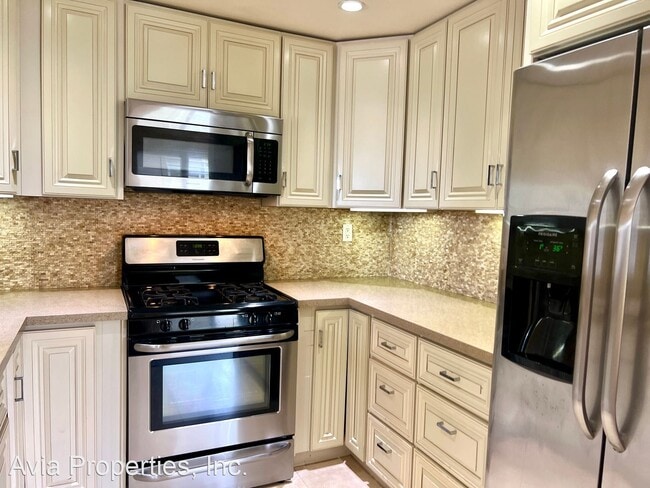 Building Photo - 2 br, 2.5 bath House - 33 Crown Circle