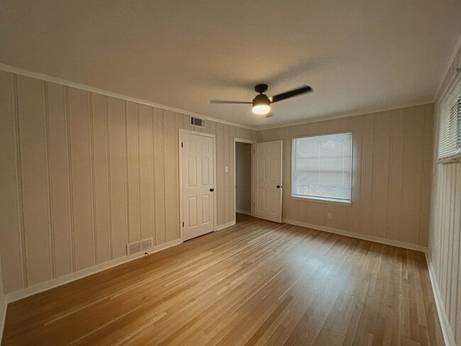 Building Photo - 456 Sharon Dr