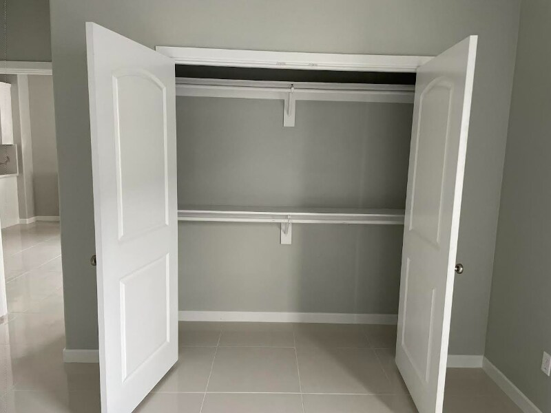 Building Photo - 2507 N Vineyard Ave