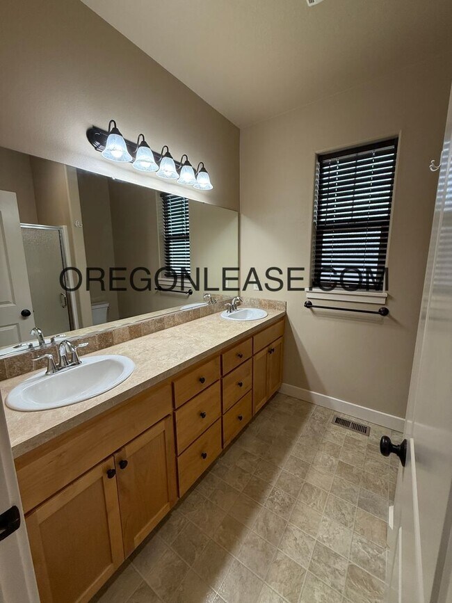 Building Photo - 3 bed 2 bath West Eugene Home