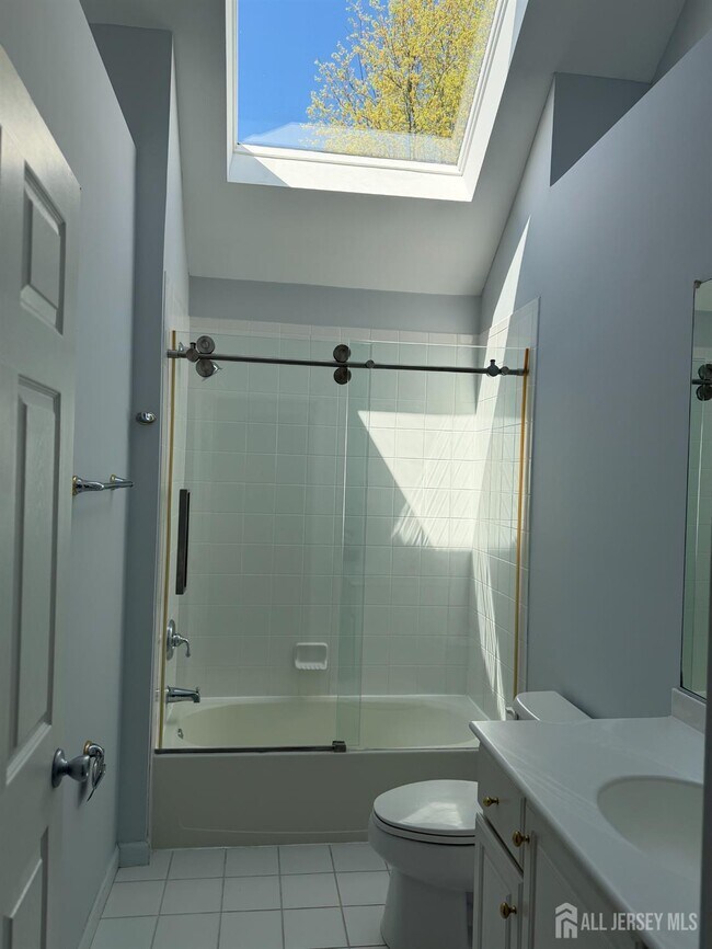 Building Photo - 22 Arbutus Way