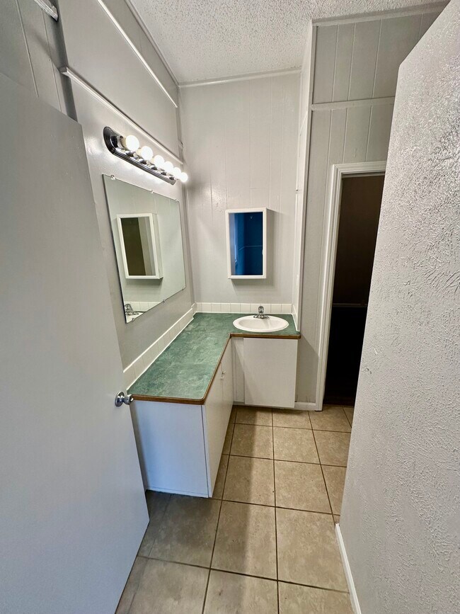 Building Photo - 947 E Augusta Ave