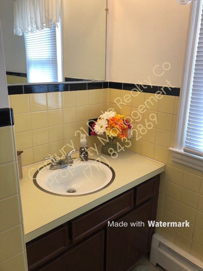 Building Photo - Very Large 3 BR House in North Eastern School District