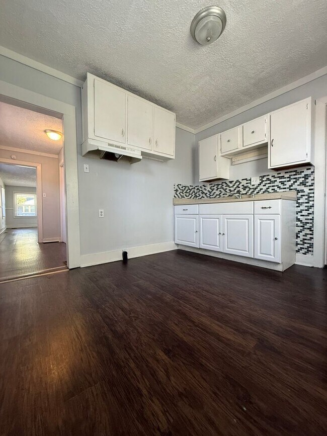 Building Photo - New Listing! 3BR/1BA home in North Brookside Park