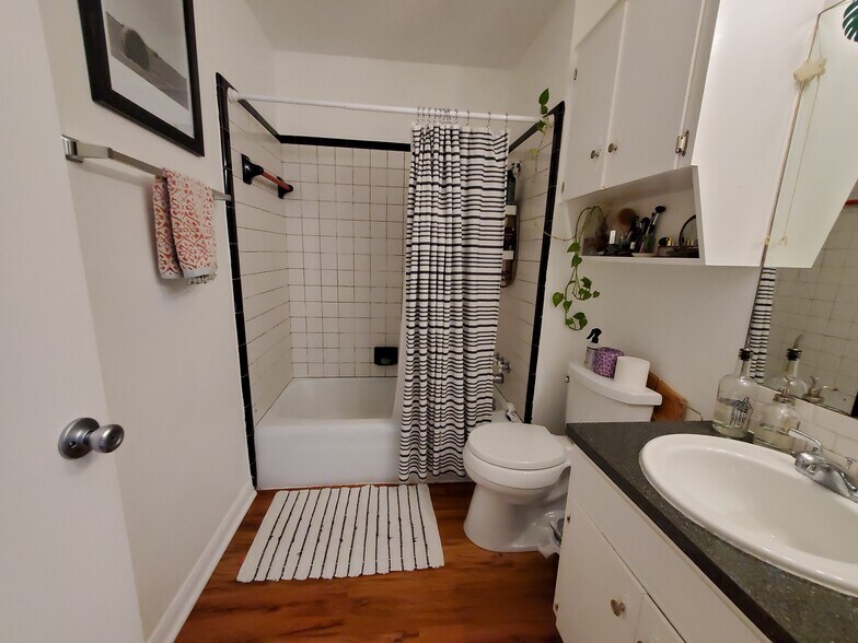 Full Bath upstairs - 1126 Hollow Creek Dr