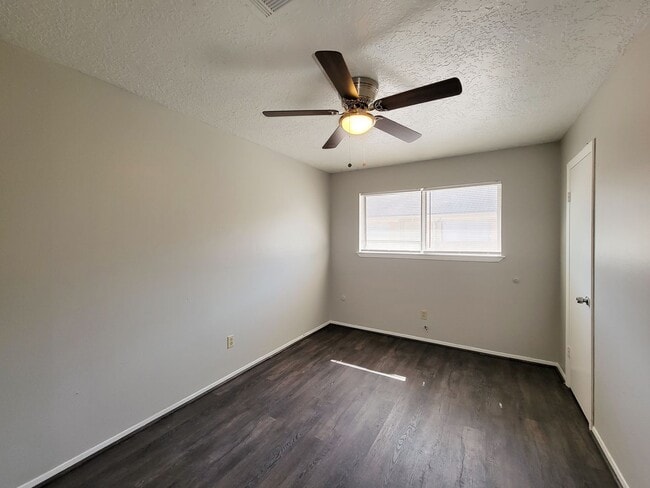 Building Photo - Three bedroom 2 full bath duplex style hom...