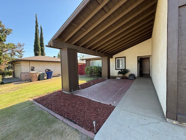 Building Photo - Wow Check out this 3 BD 2 BA SW Charmer near White Ln & Akers Road