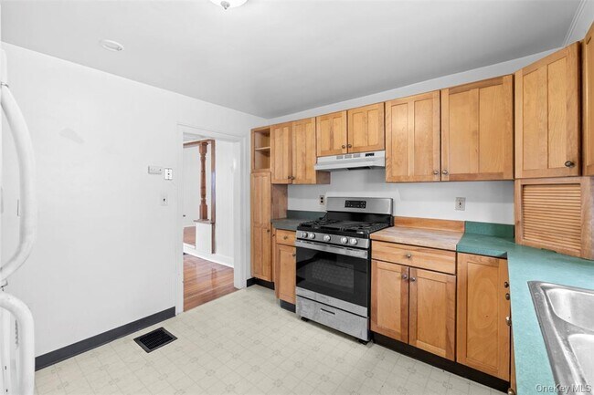 Building Photo - 15 Robinson St