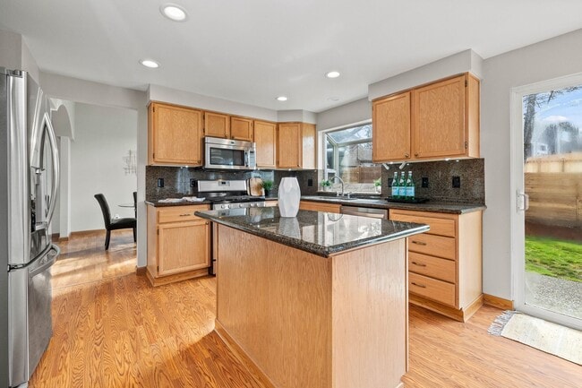 Building Photo - Immaculate 3 bed with lg fenced yard