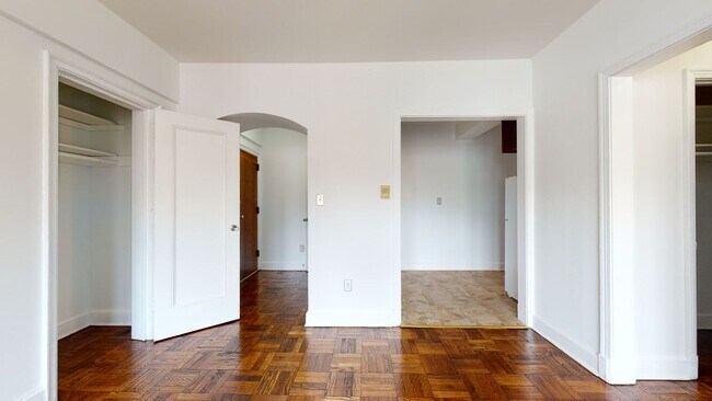 Building Photo - MacArthur Park One Bedroom W/Off Street Pa...