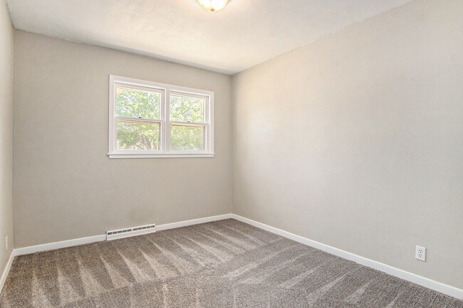 Building Photo - 2701 S Norton Ave