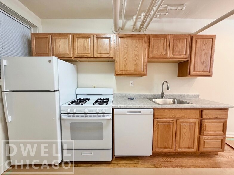 Building Photo - 1326 W Estes Ave