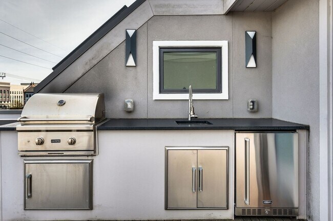 Building Photo - Stunning 3BE/3.5BA brownstone in the heart of historic Germantown!