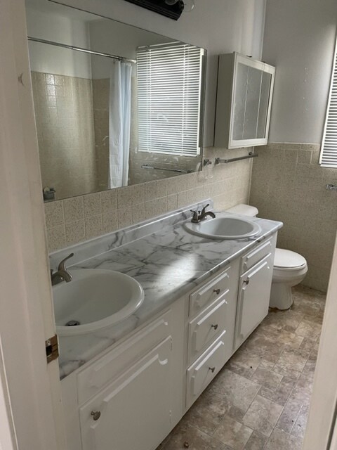 Building Photo - 610 W Main St