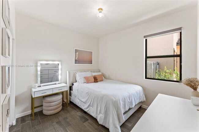 Building Photo - 25021 SW 118 Ct