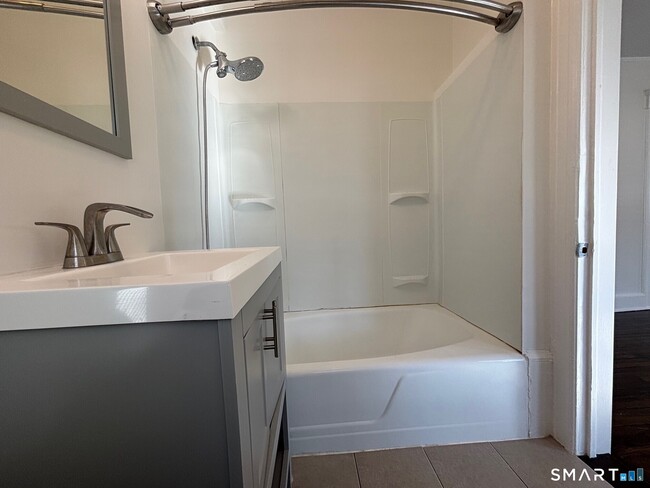 Building Photo - 52 Hoyt St