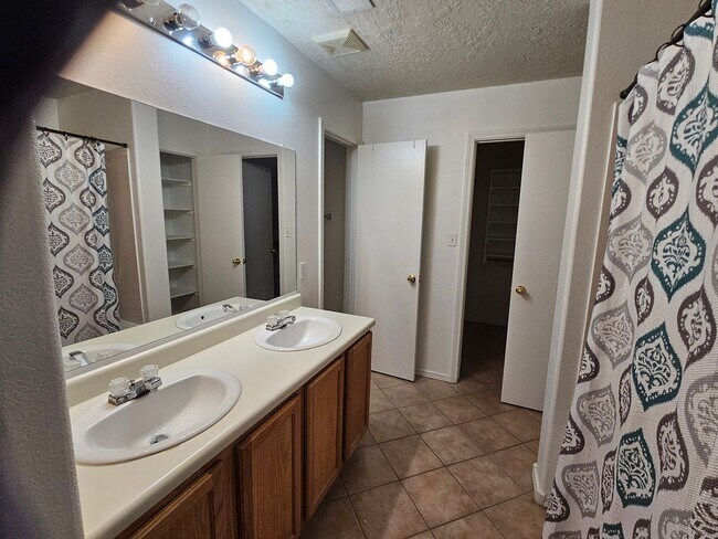 Building Photo - Clean THREE Bedroom Home For Rent
