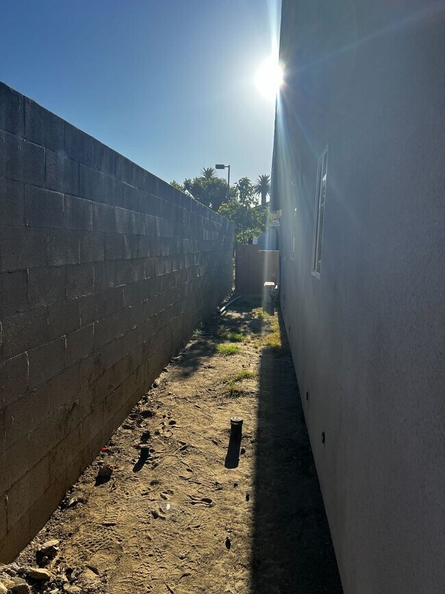 Building Photo - ANDERSON 14101 1/2