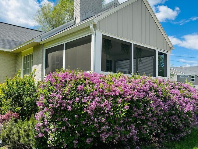 Building Photo - 2163 Englewood Dr SE
