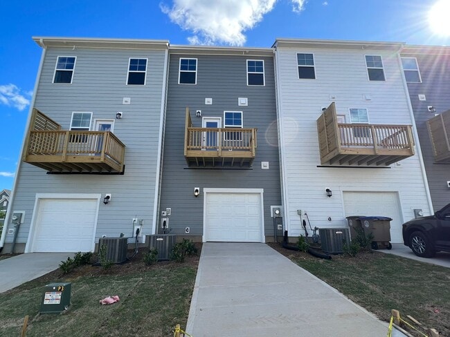 Building Photo - 714 Cormiche Ln