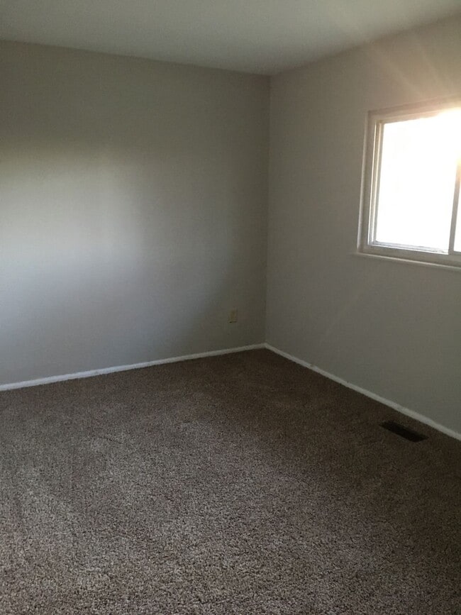 Building Photo - 2812 Larwill Ct