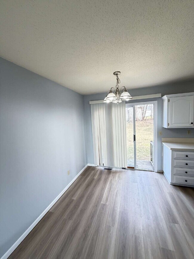 Building Photo - Newly renovated 2-bedroom 1.5 bath townhouse Near Merle Hay Mall!