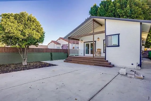 Building Photo - 356 W 15th St