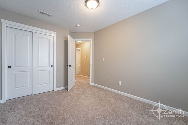 Building Photo - 3307 NE 43rd Pl