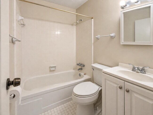 Building Photo - "Charming 3-Bedroom Oasis in Fort Walton Beach!"