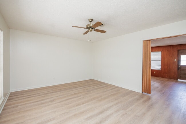 Building Photo - 1137 Bradshaw Dr