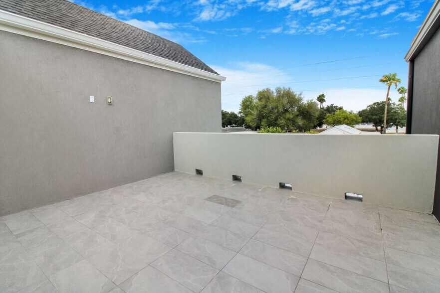 Building Photo - 706 W Seminole Ave