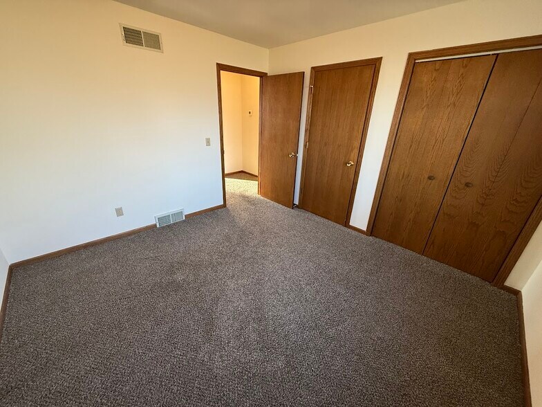 Building Photo - 1102 Smedal Dr